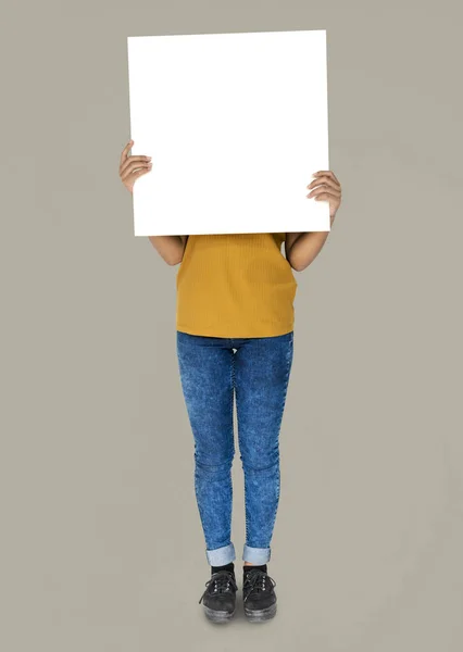 Κορίτσι κρατώντας πλακάτ άδειο — Φωτογραφία Αρχείου