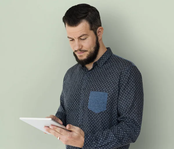 Homem caucasiano usando tablet digital — Fotografia de Stock