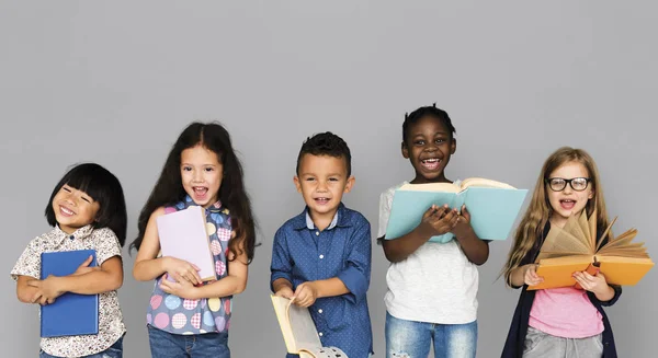 Niños leyendo libros —  Fotos de Stock