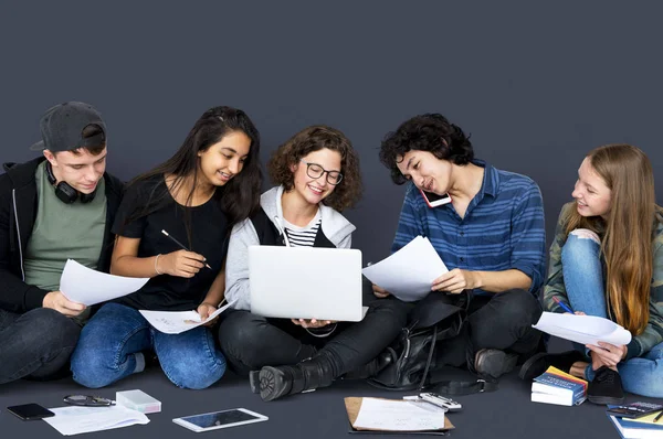 Studenten lezen tekst boek — Stockfoto