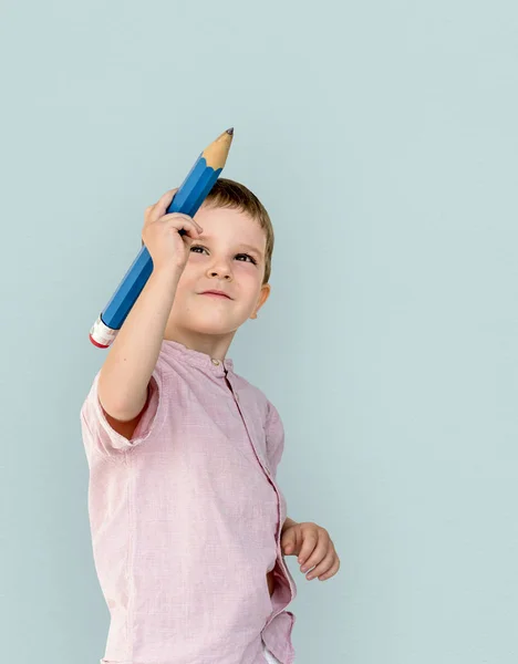 大きな鉛筆を持った少年 — ストック写真