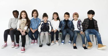 sandalye üzerinde oturan çocuk