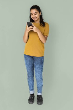 Akıllı telefon kullanan kadın 