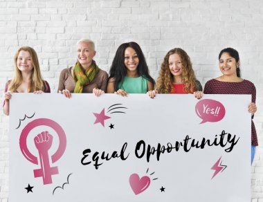 Afişini tutan kadın