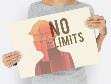 Kadın afişini tutar