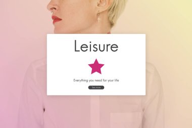 Beyaz gömlekli genç kadın