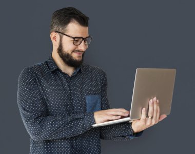 sakallı adam gözlüklü