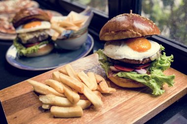 Lezzetli hamburger ve patates