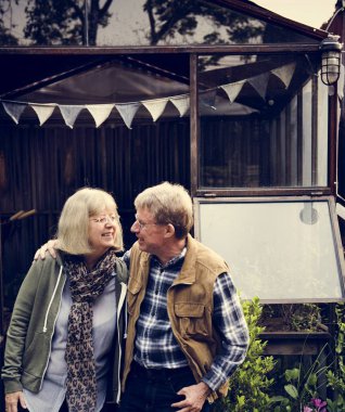 Çift bahçede gülüyor