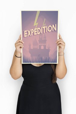 Kadın afişini tutar