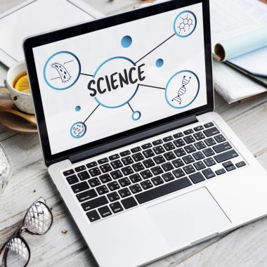 ahşap masa üstünde açılan laptop