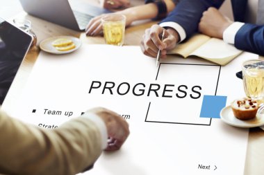 insanlar masada beyin fırtınası