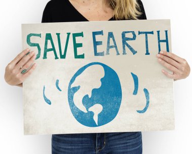 Kadın afişini tutar