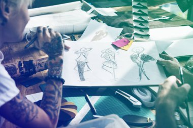 Tasarımcı kadın masada çizim