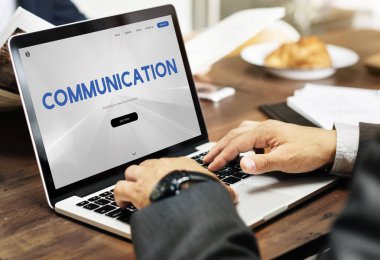 Bilgisayarda Daktilo Yazan İşadamı.