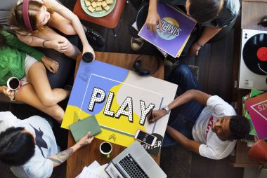 kafede masada oturan çok ırklı arkadaşlar