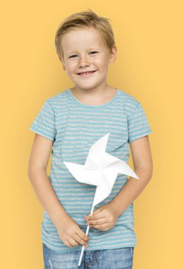 Oyuncak değirmeni olan çocuk