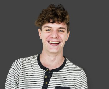 adam mutlu yüz ifadesi ile