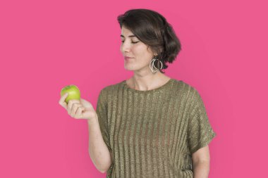 Yeşil elma tutan kadın
