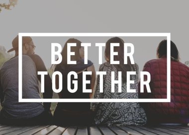 Tahtalarda oturan genç insanlar. 