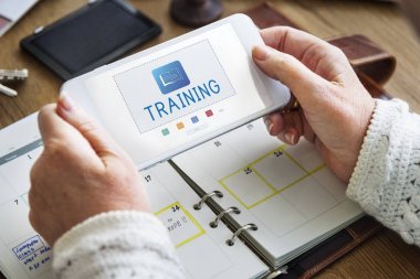 Smartphone ile eğitim kavramı holding eller