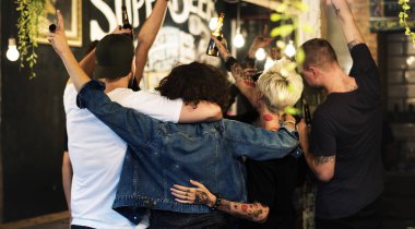 Arkadaşlar birlikte bira içmek