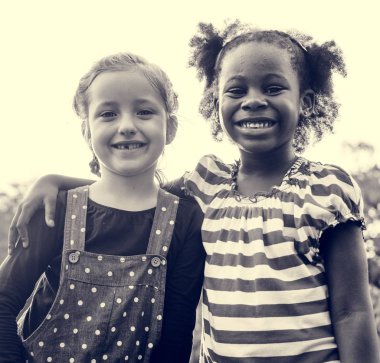 Çocuklar parkta sarılma