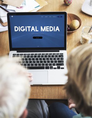 Üst düzey çift dijital dizüstü bilgisayar kullanarak