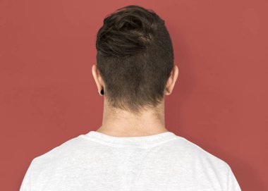 Stüdyoda ayakta adam