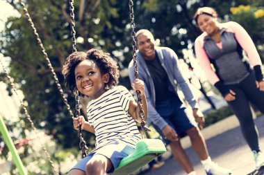 Kız sallanıyor salıncakta