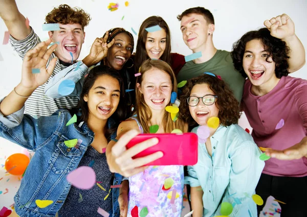 Tieners selfie te nemen op de telefoon — Stockfoto