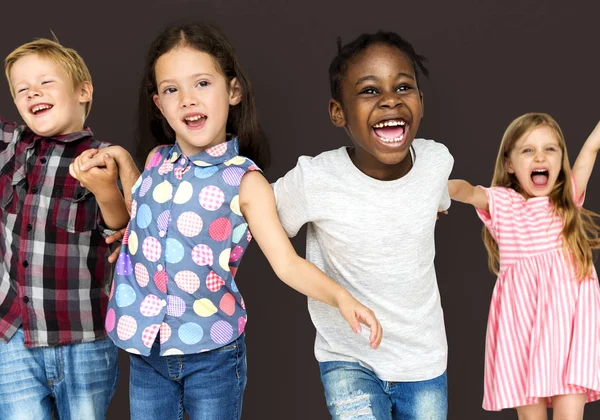 Crianças multiétnicas de mãos dadas — Fotografia de Stock