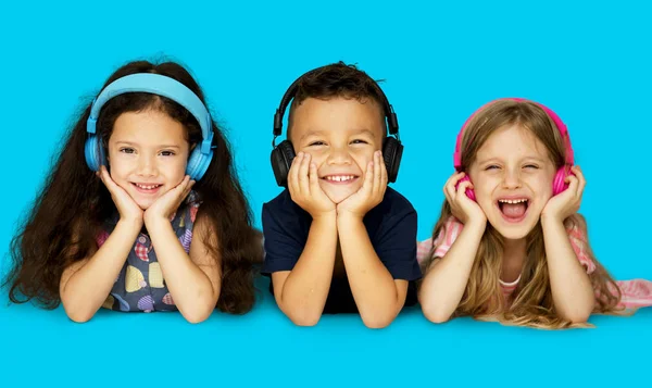 Дети слушают музыку в наушниках — стоковое фото
