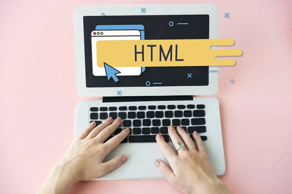 Mujer escribiendo en el teclado del ordenador portátil — Foto de Stock