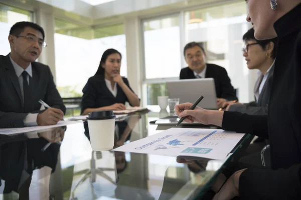 Gente de negocios haciendo una lluvia de ideas en la mesa — Foto de Stock