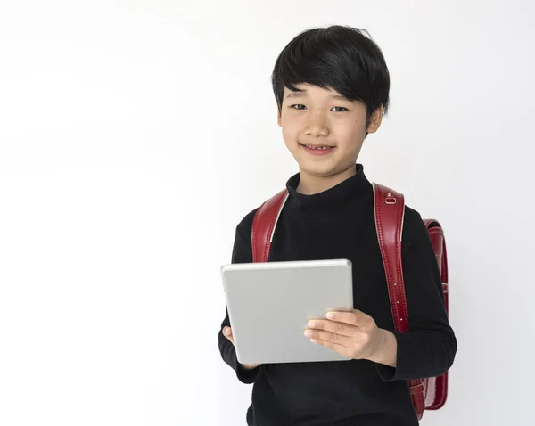 デジタル タブレットを使用してアジアの少年 — ストック写真