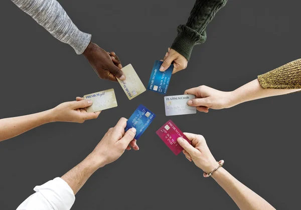 Hände, die Kreditkarten halten — Stockfoto
