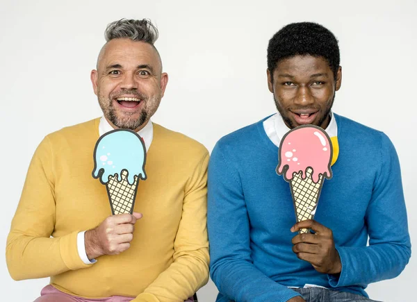 Muži drží papír zmrzliny — Stock fotografie