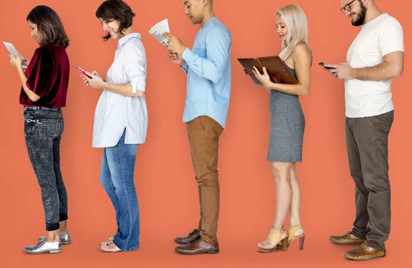 Menschen stehen Schlange und lesen — Stockfoto