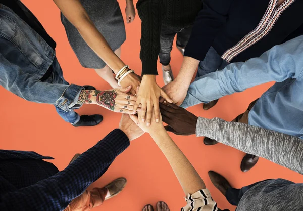 Manos humanas juntas — Foto de Stock