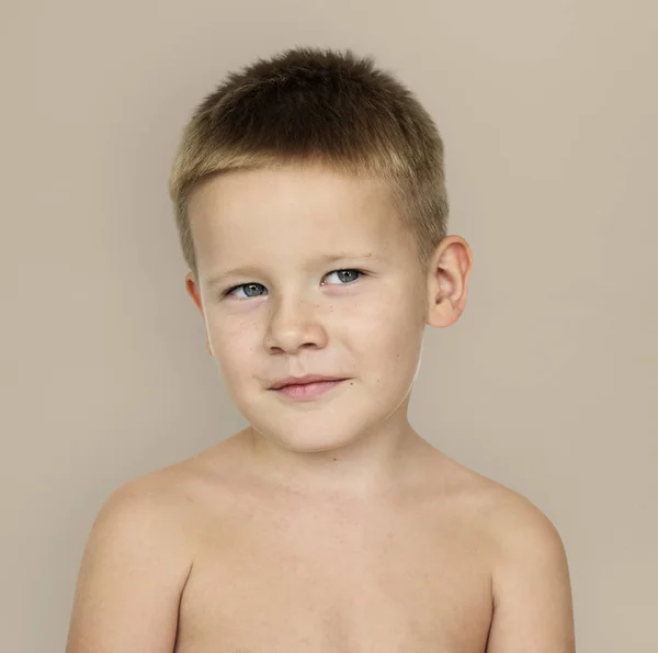 小男孩用裸露的肩膀 — 图库照片