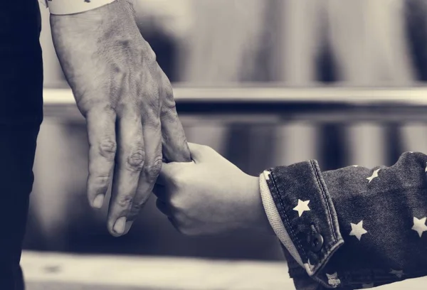 Padre e figlio mano nella mano — Foto Stock