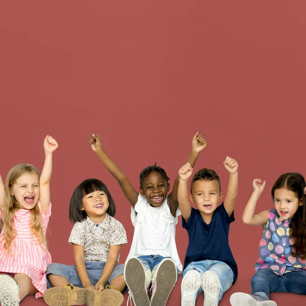 Kinderen zitten samen op vloer — Stockfoto