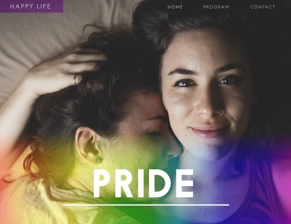 Lesba pár objímat v posteli — Stock fotografie