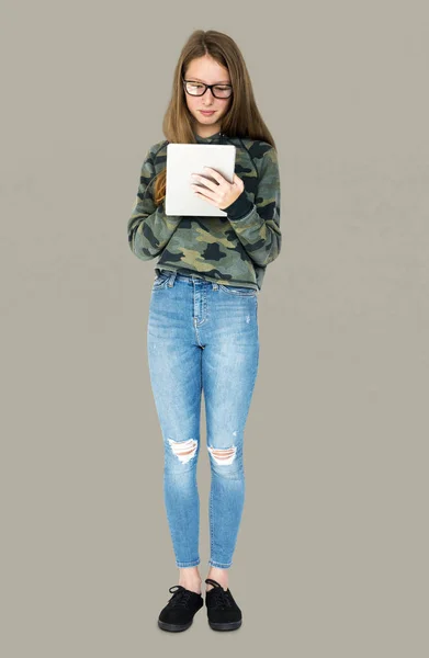 Κορίτσι που χρησιμοποιεί ψηφιακό δισκίο — Φωτογραφία Αρχείου