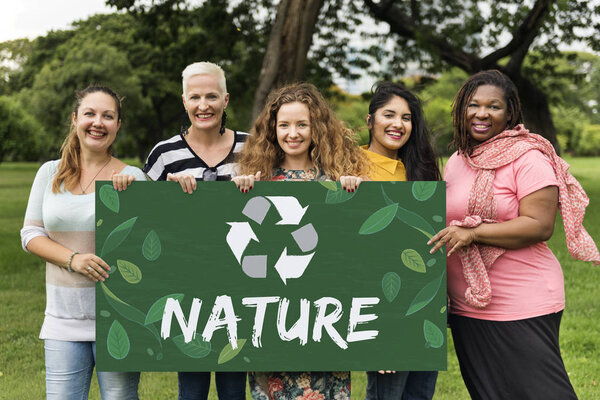 пять улыбающихся женщин с плакатом
 