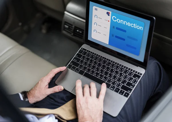 Ondernemer met laptop in de auto — Stockfoto