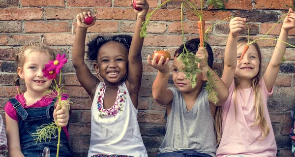 Kids learning gardening outdoors — Stock Photo, Image