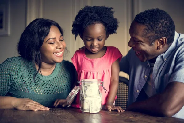 Famiglia felice e risparmio di denaro — Foto Stock