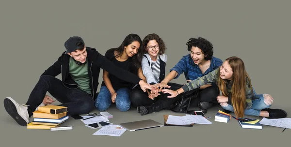 Studenten hand monteren samen — Stockfoto